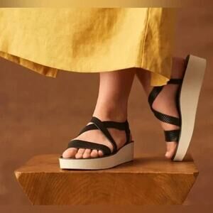 OluKai Onohi Strappy Platform Comfort Sandal In Black & White Womens Size 8